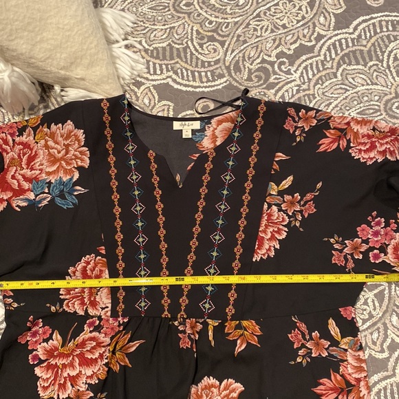 Ladies pretty flowey blouse - Picture 5 of 6